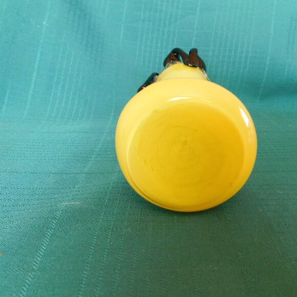 Yellow and black art glass vase near mint condition - Picture 5 of 5